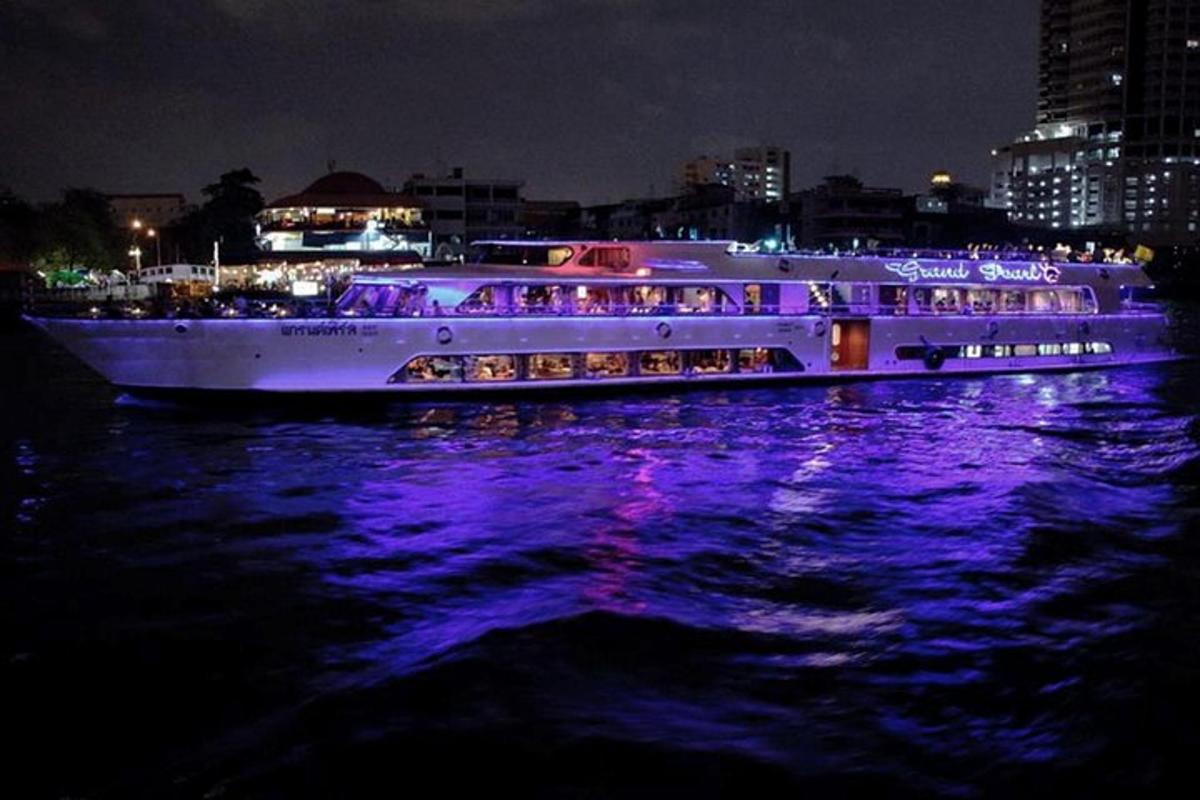 ein großes weißes Boot auf dem Wasser in der Nacht