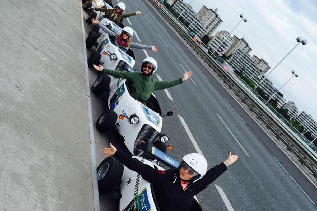 skupina lidí jedoucích na skateboardu po ulici