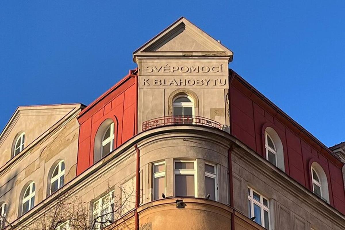 budova s nápisem na střeše