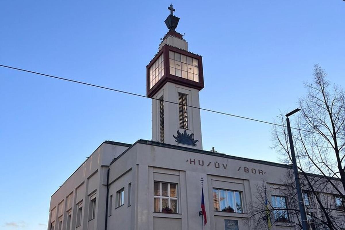 um edifício com uma torre do relógio no topo