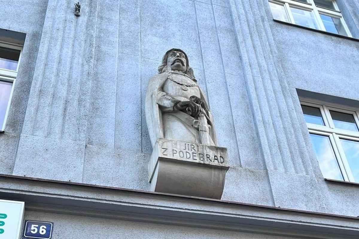 socha na boku budovy