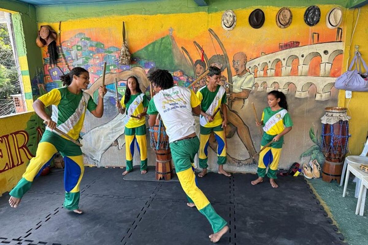 sekumpulan orang menari di hadapan mural