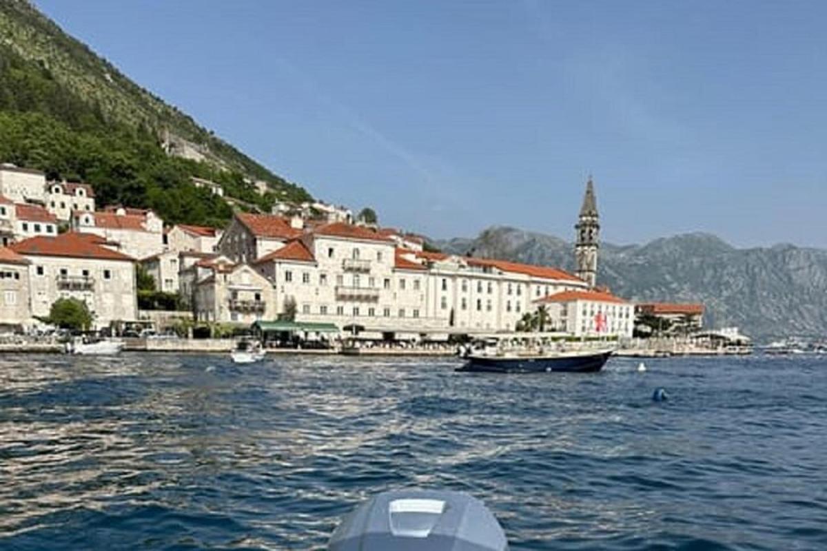 čoln v vodi pred mestom