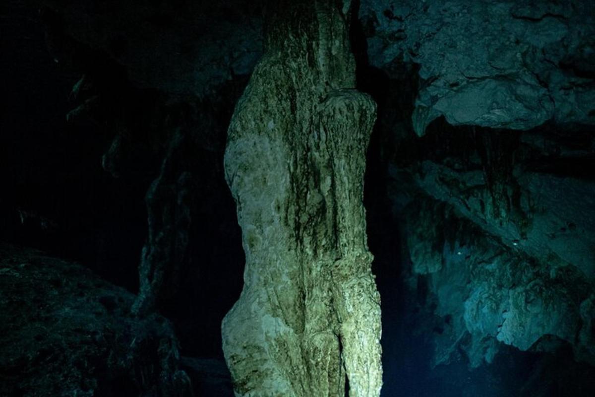 một khối đá trong hang động vào ban đêm