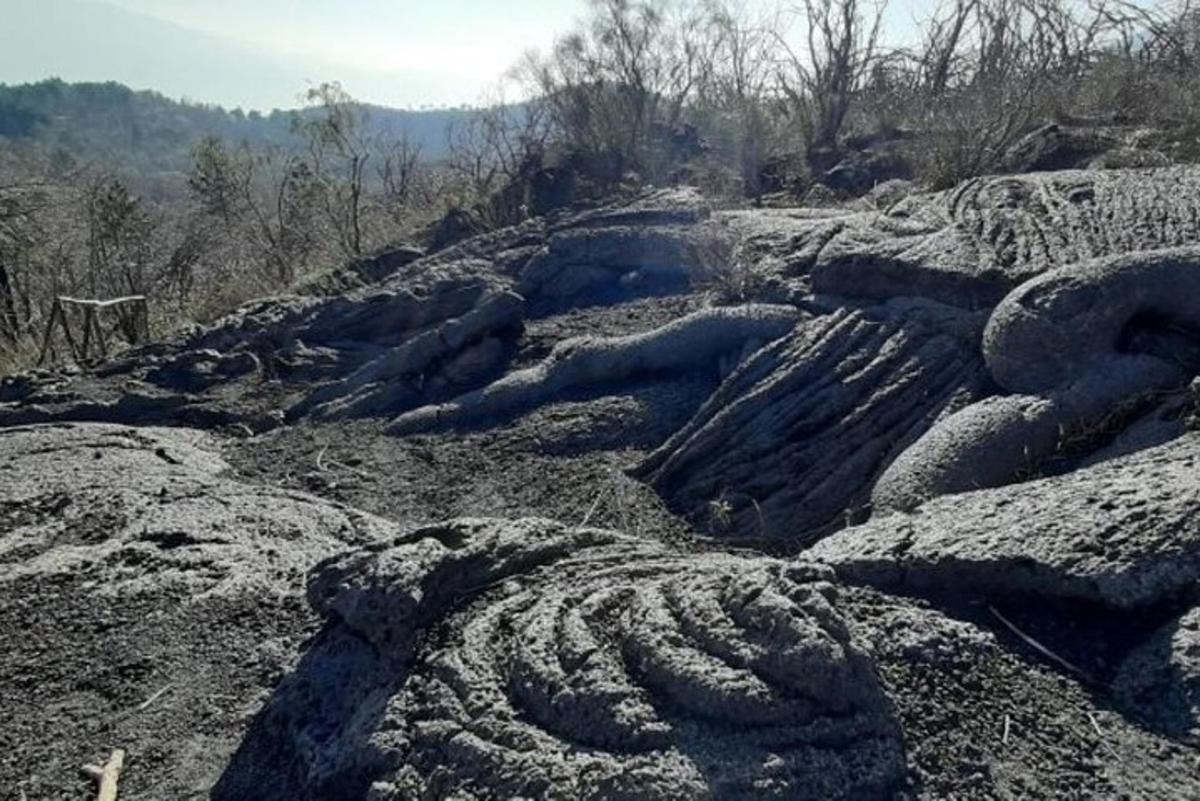 una gran pila de terra i roques en un turó