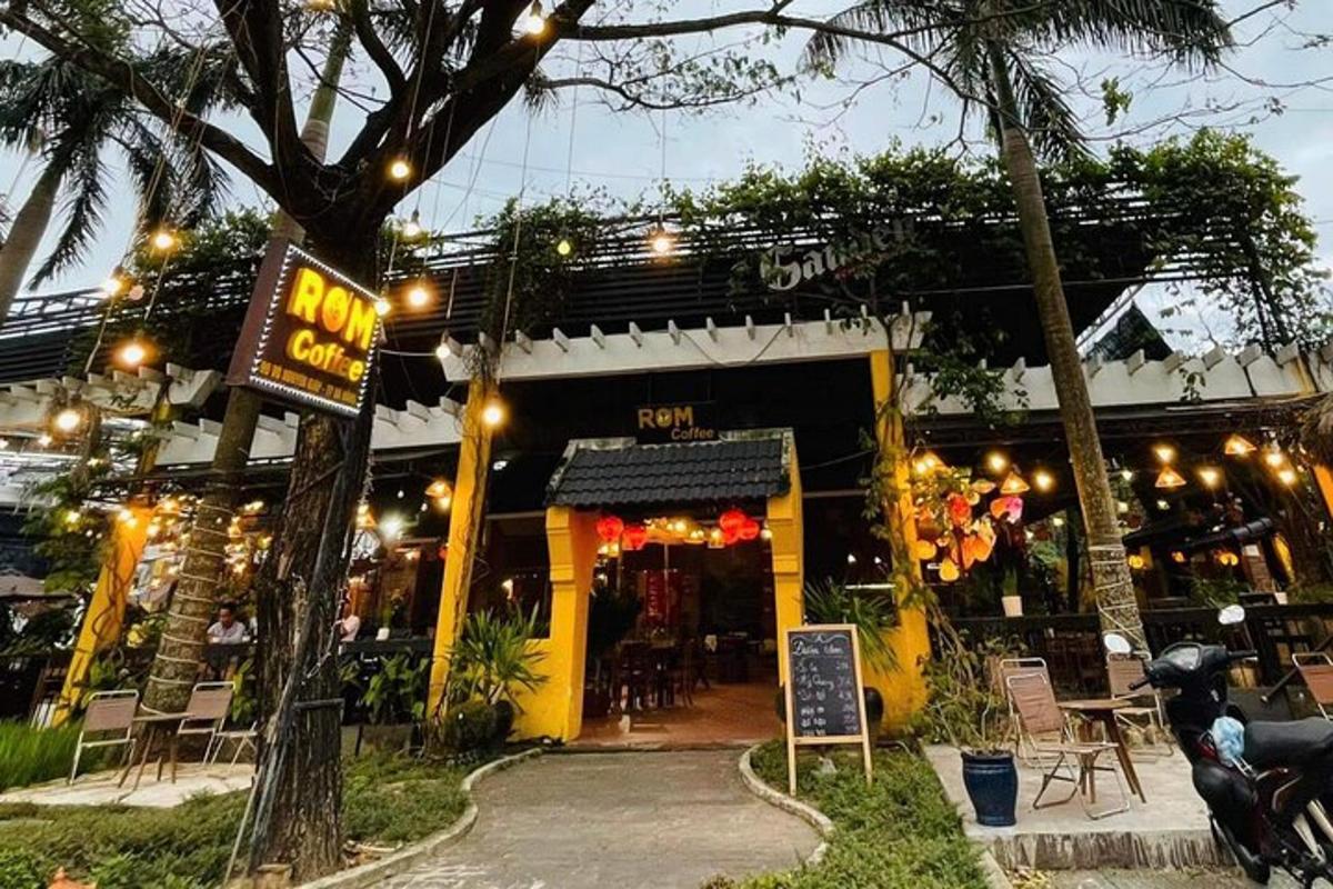 restaurace se stoly a židlemi před ní