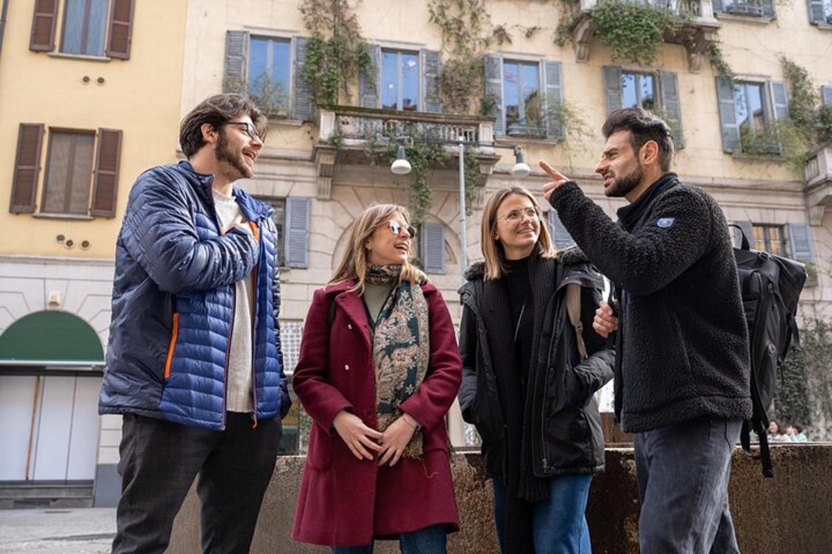 Un grupo de personas de pie frente a un edificio.