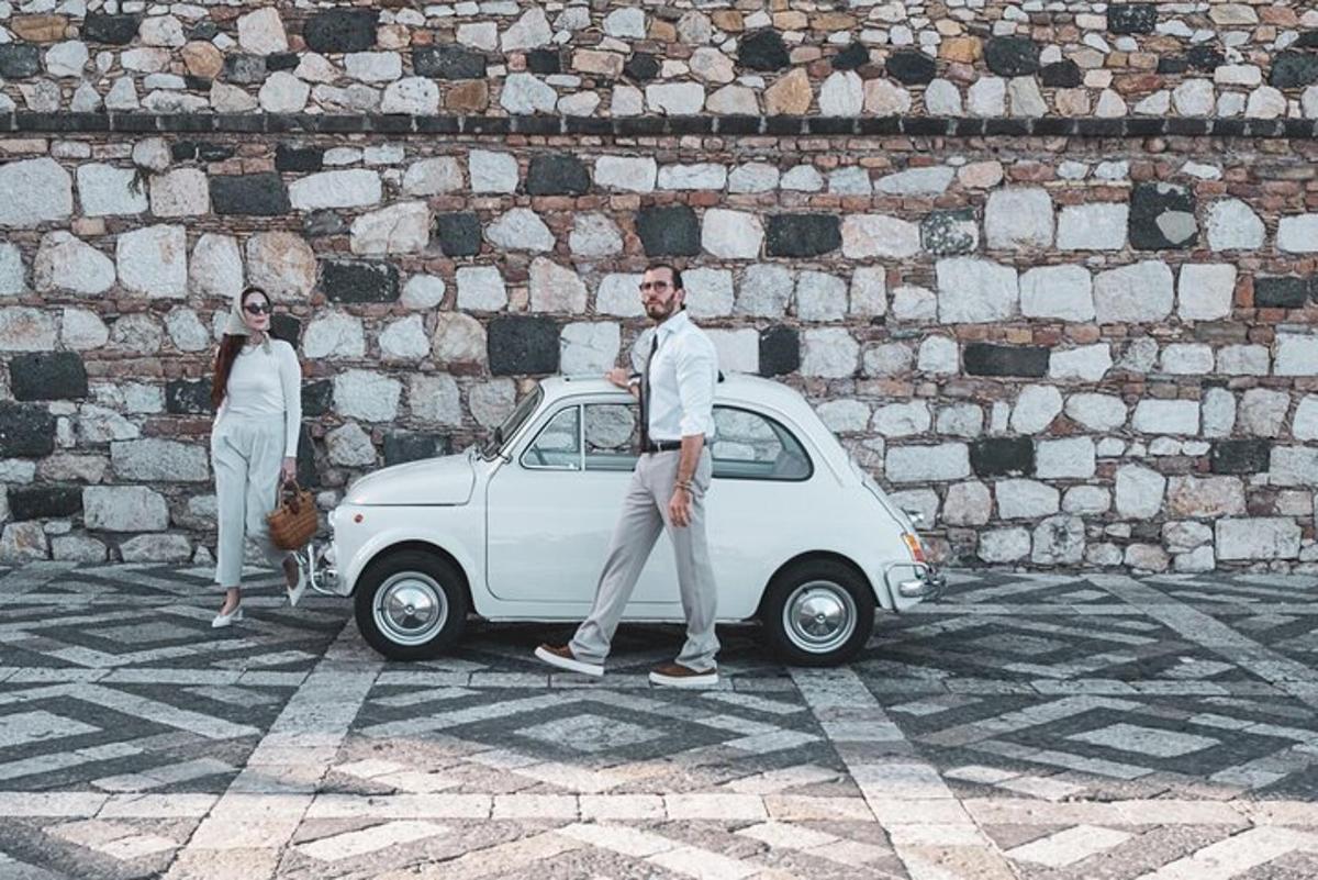 un uomo è in piedi accanto a un'auto bianca