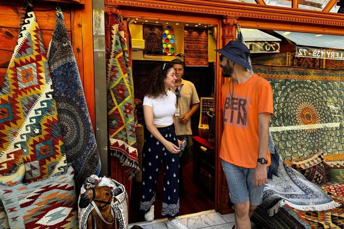 un bărbat și o femeie care stau într-un magazin cu inspirație