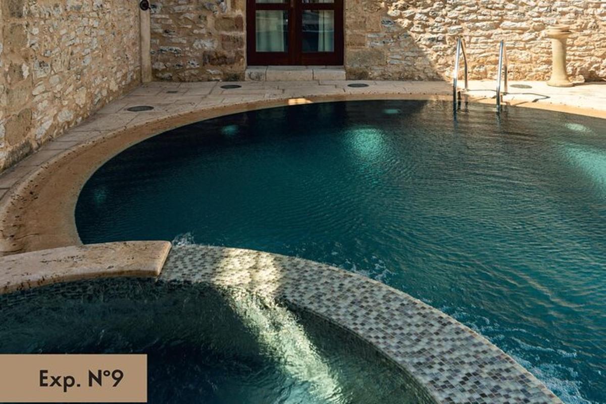 Una gran piscina de agua azul en un edificio.