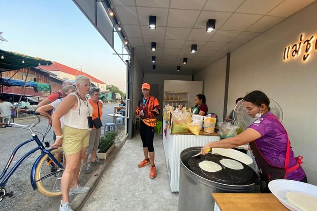 grupp inimesi, kes seisavad toiduputka ümber