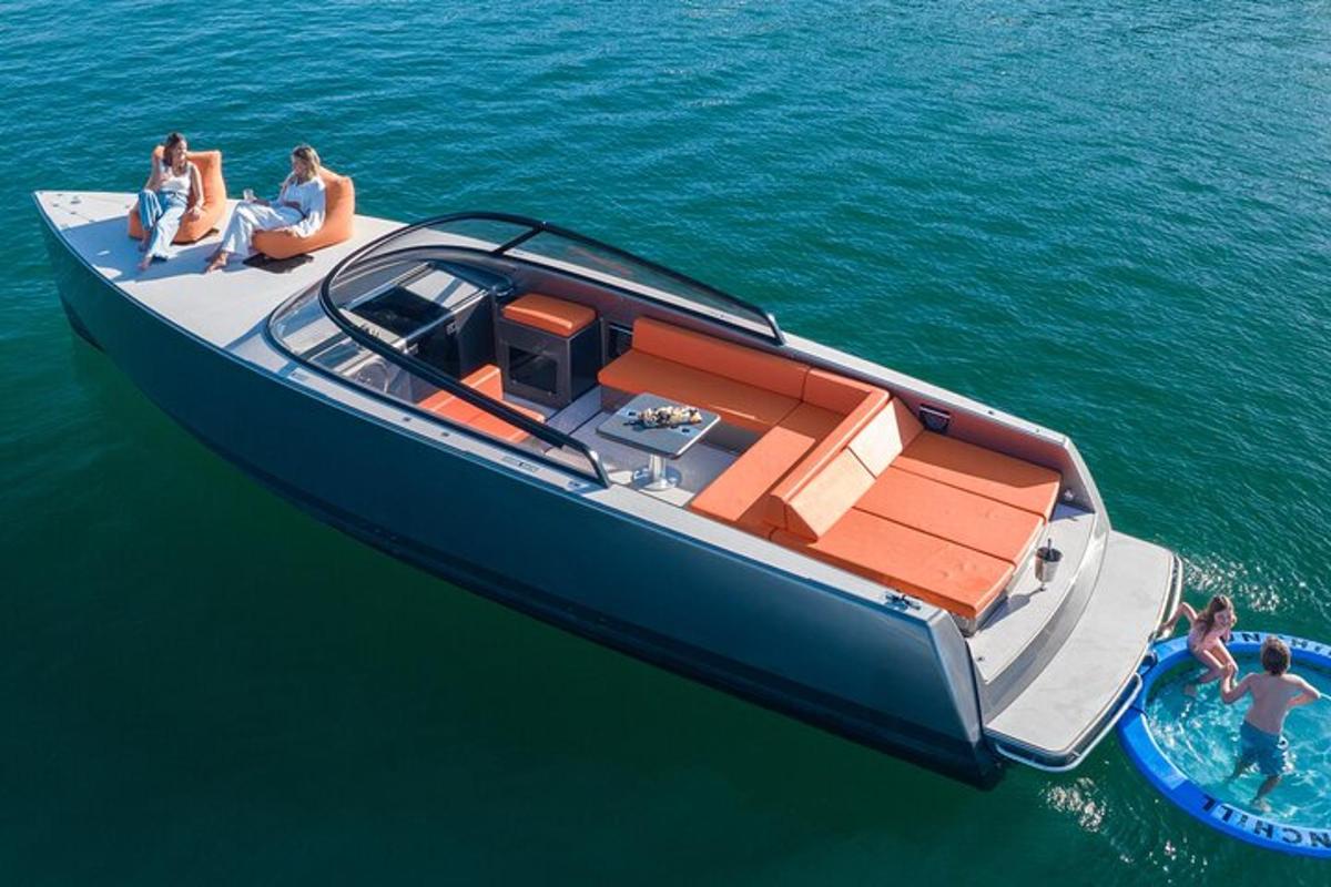 um grupo de pessoas sentadas em um barco na água