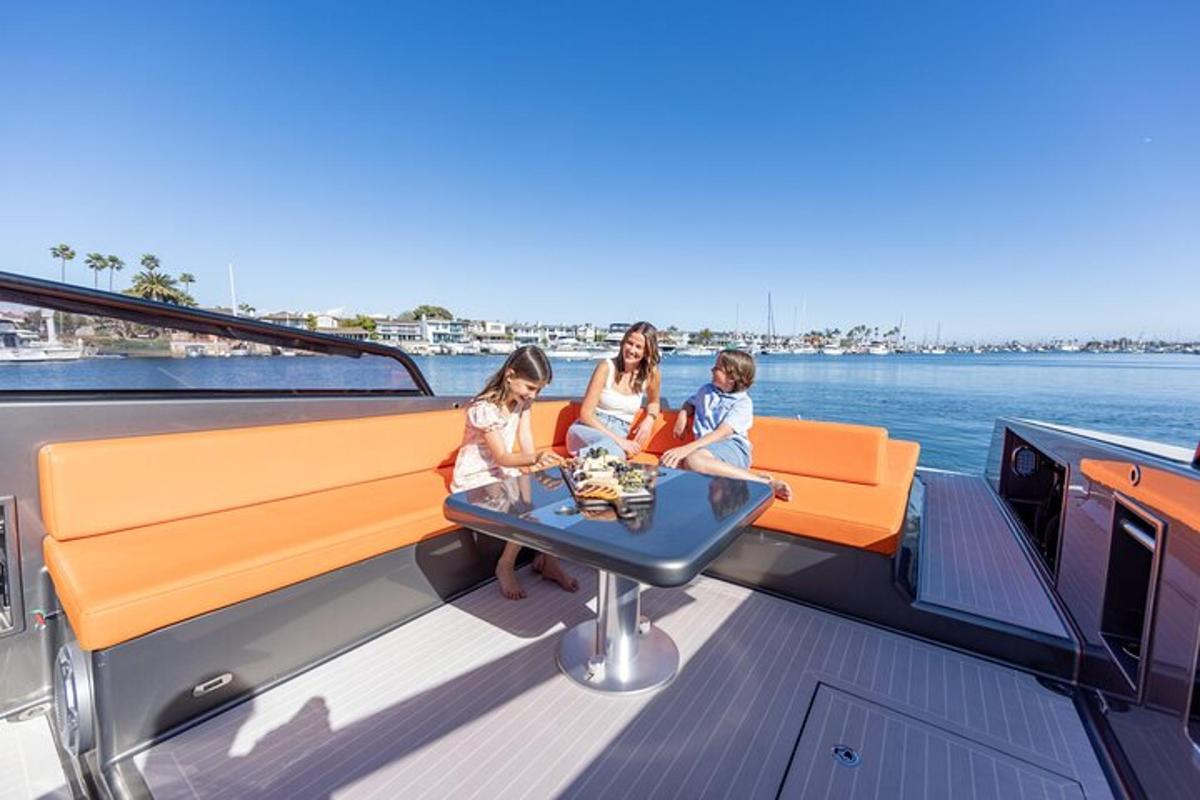 três pessoas sentadas na parte de trás de um barco