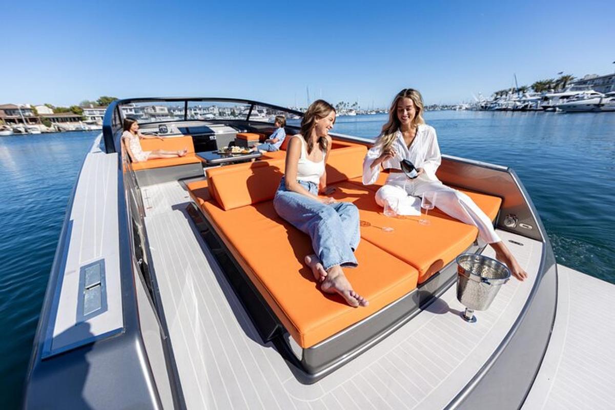 duas mulheres sentadas na parte de trás de um barco na água