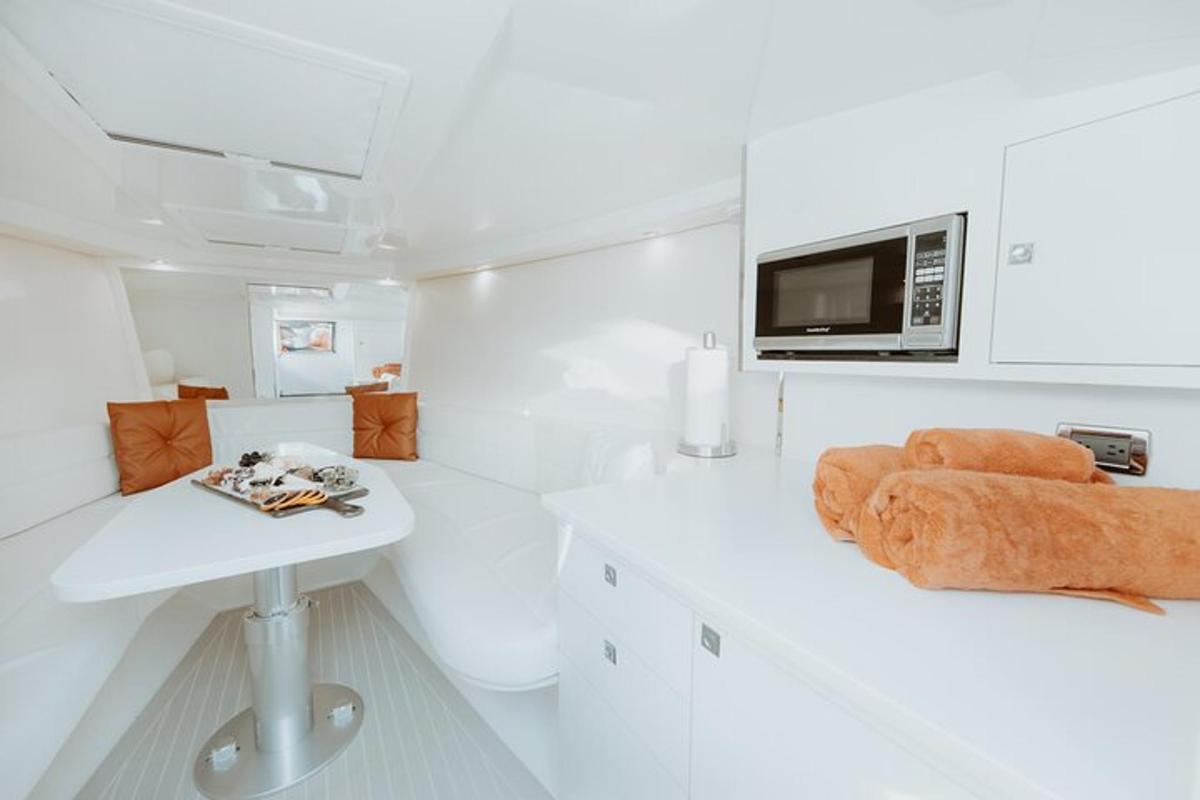 uma sala branca com uma mesa e um micro-ondas