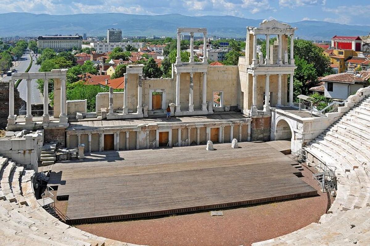 ein großes Amphitheater mit einer Stadt im Hintergrund