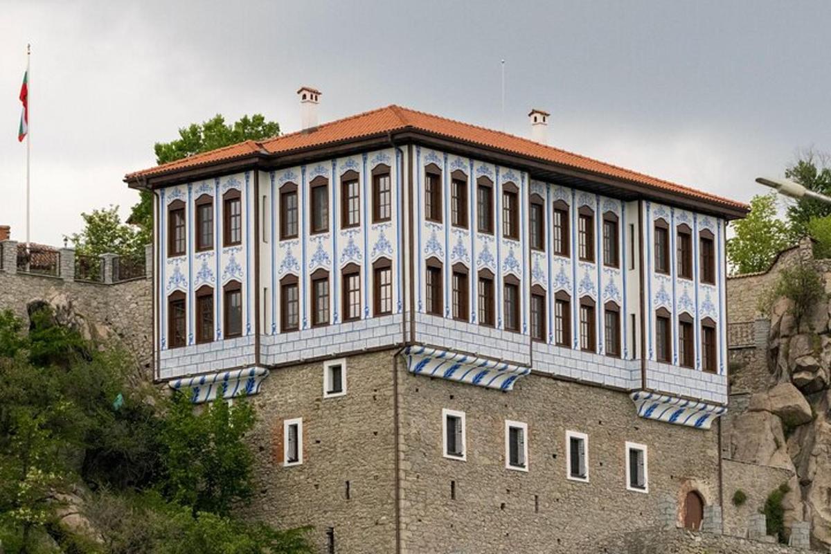 ein großes Gebäude mit vielen Fenstern