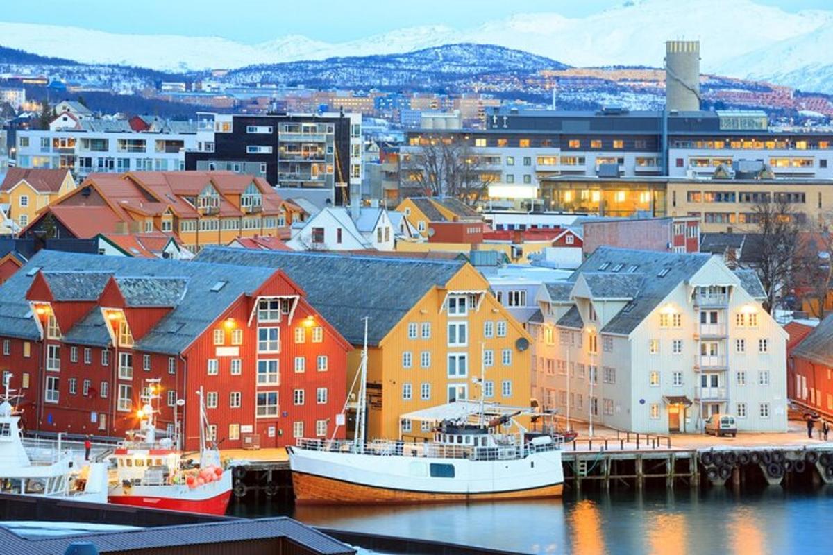 borg með byggingum og bátum í vatninu