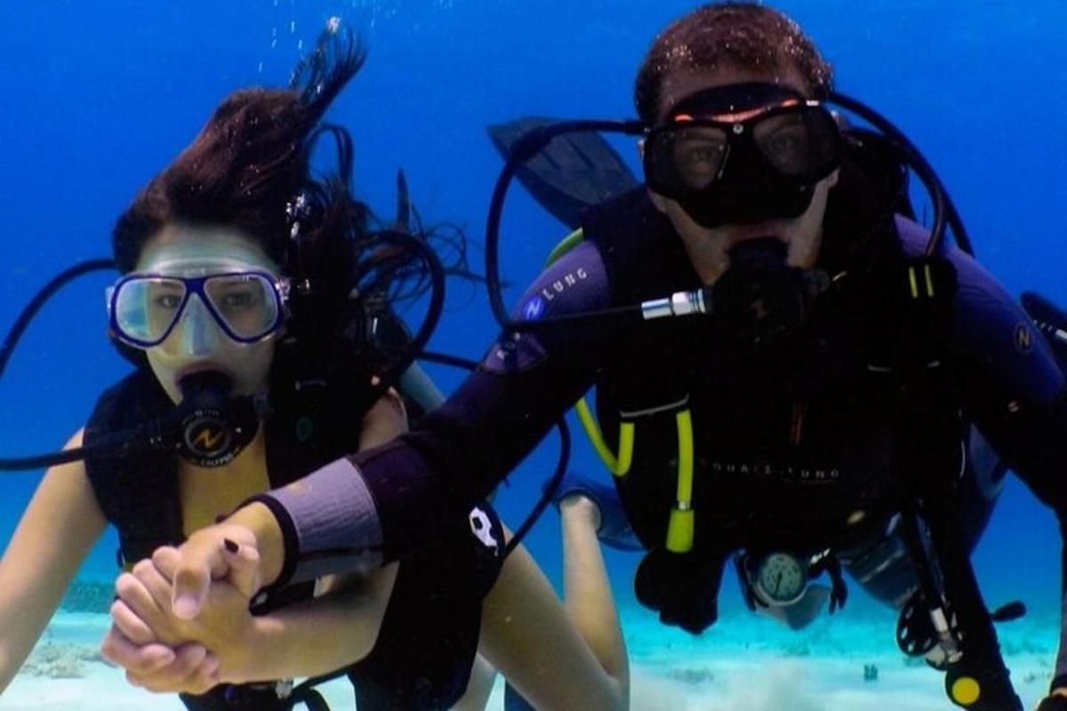 Мушкарац и жена у ронилачкој опреми у води