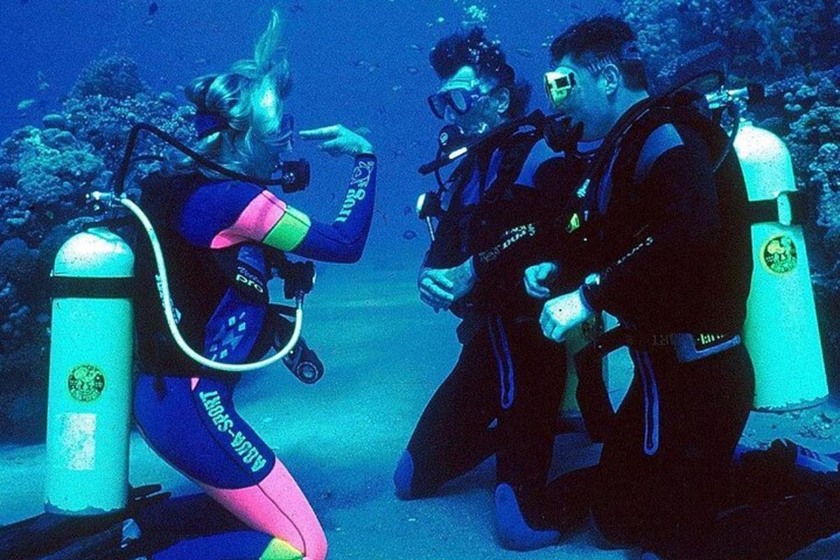 un gruppo di tre persone in un acquario