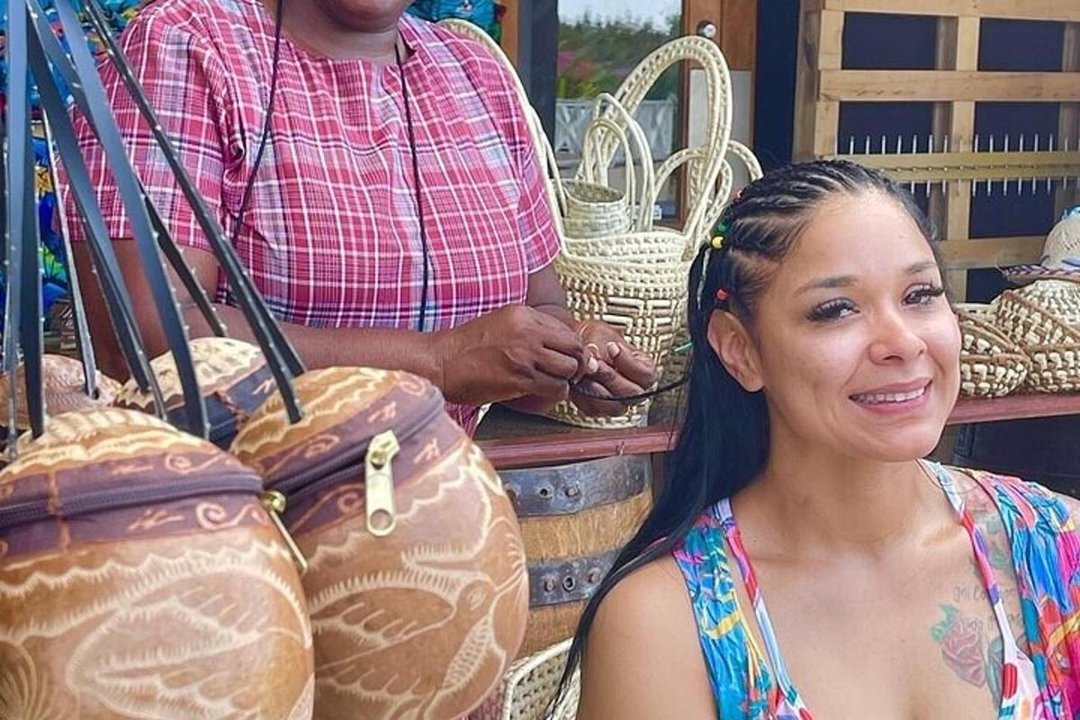 una dona asseguda davant d'una pila de gerros