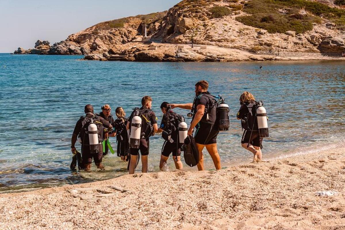 um grupo de pessoas caminhando na praia