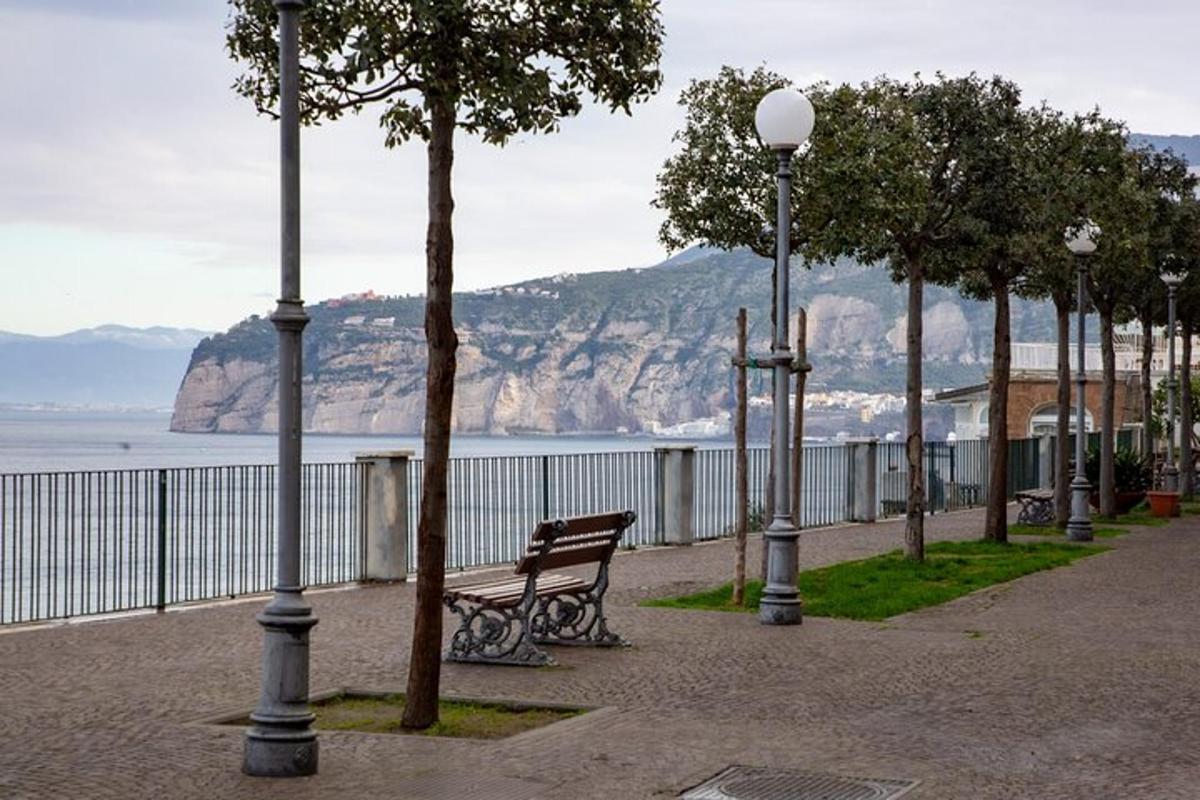 un parco con una panchina e lampioni vicino all'acqua