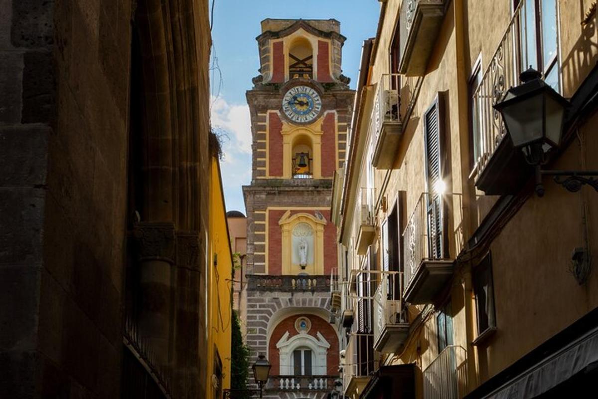 un alto edificio con una torre dell'orologio in una strada