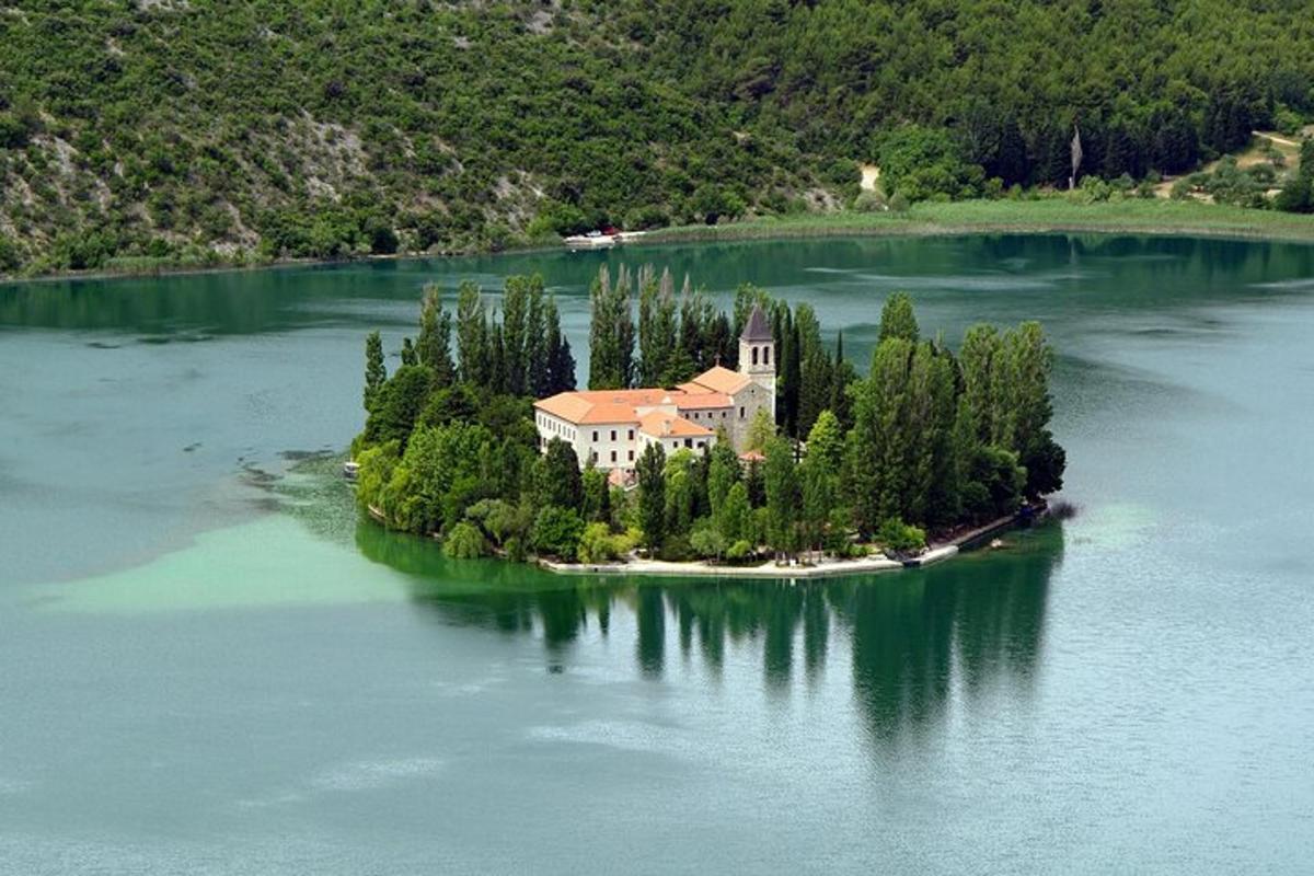 una casa su un'isola in mezzo a un lago