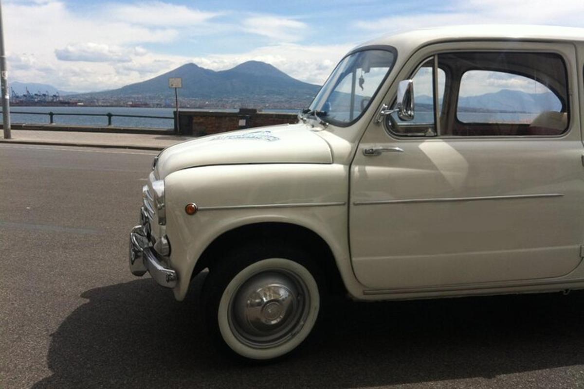 Un camión blanco estacionado al costado de una carretera