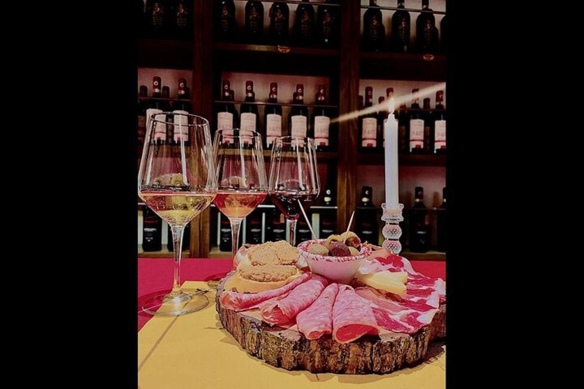 un tavolo con bicchieri di vino e una torta