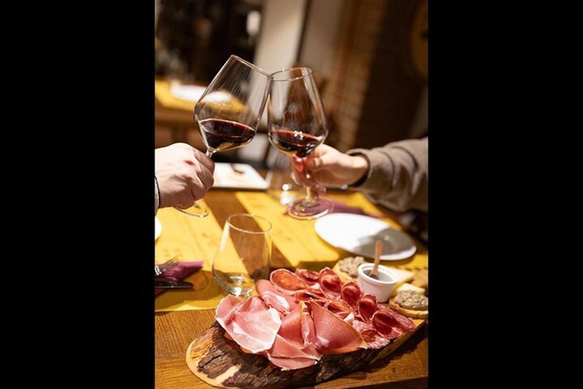due persone sono sedute a un tavolo con dei bicchieri di vino