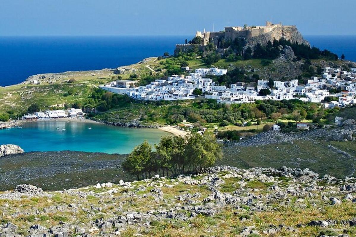 un'isola con case bianche e un castello su una collina