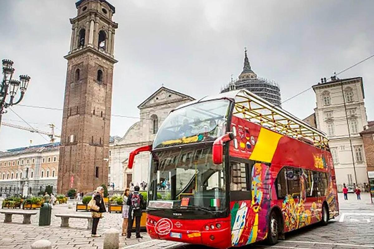 ein roter Doppeldeckerbus, der vor einem Gebäude geparkt ist
