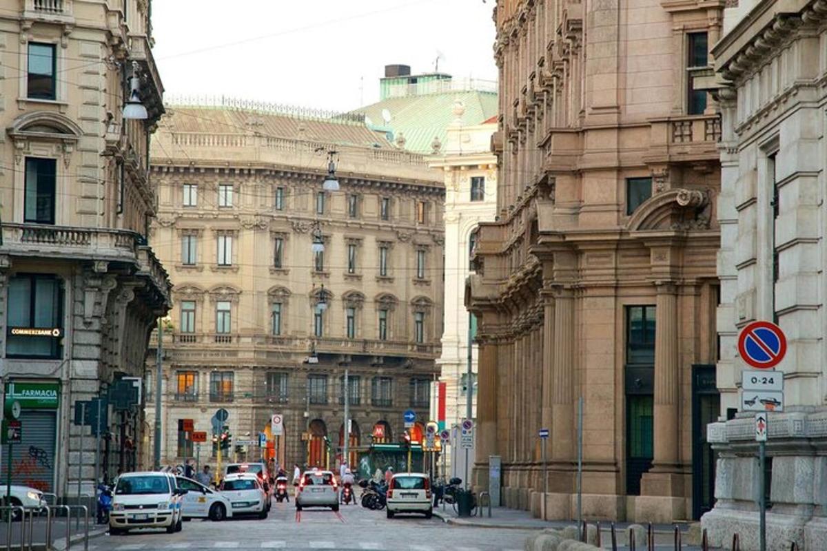 eine belebte Stadtstraße mit vor Gebäuden geparkten Autos