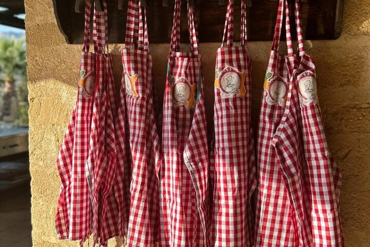 một nhóm khăn ăn vải gingham màu đỏ và trắng treo trên tường