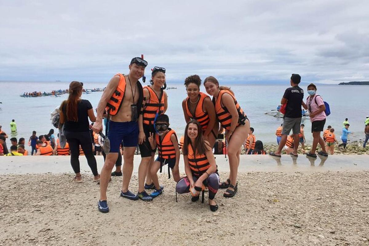 un grup de oameni purtând veste de salvare pe plajă