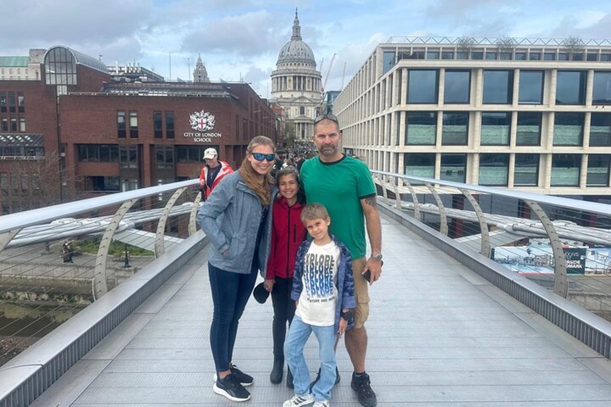 Una familia posando para una foto en un puente