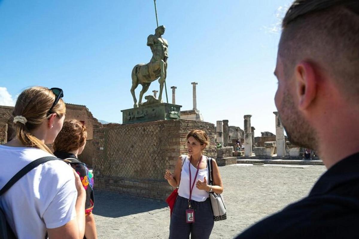 skupina lidí stojících před sochou