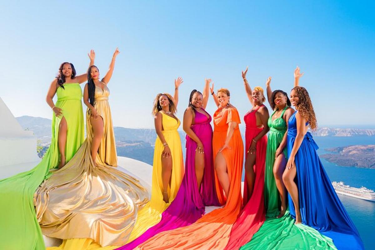 een groep vrouwen die op een stapel jurken staat