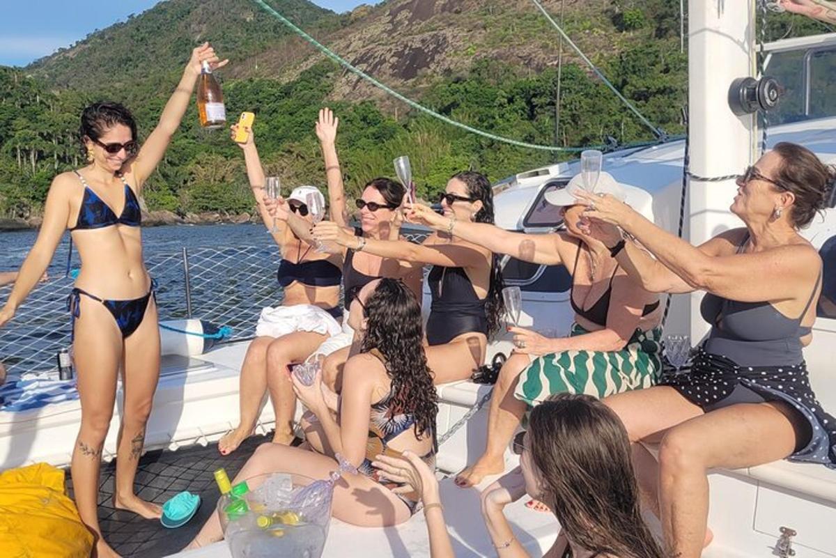 um grupo de mulheres de biquíni em um barco
