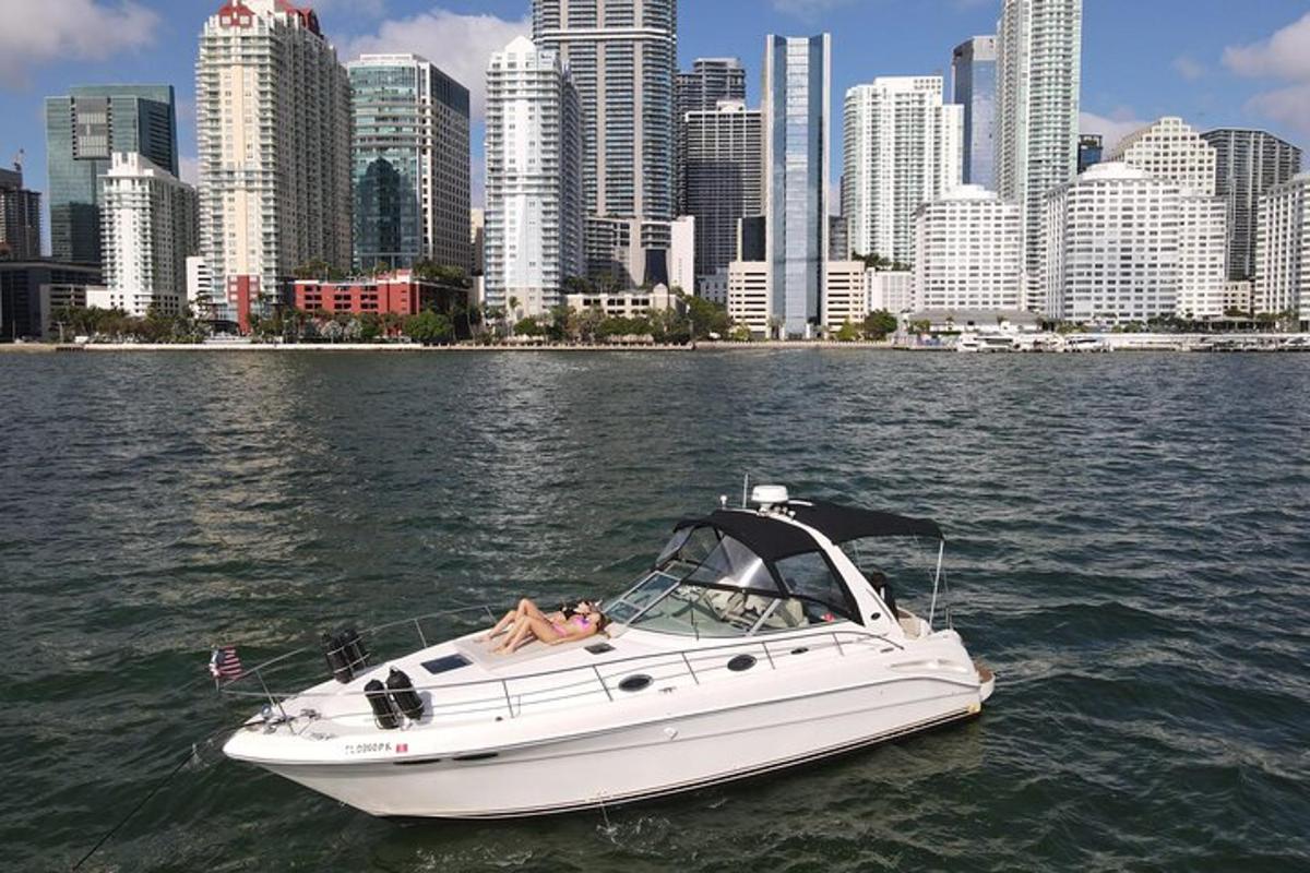 Una mujer tumbada en un barco en el agua con una ciudad