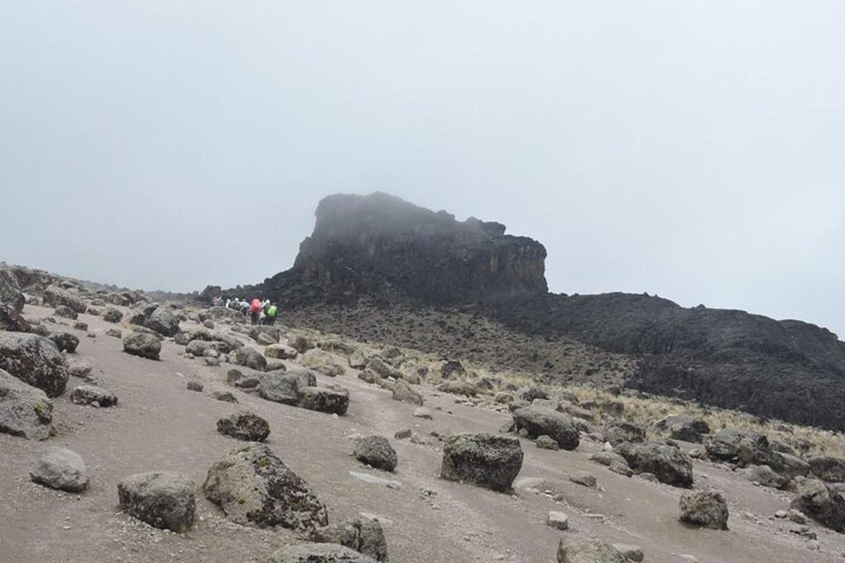 un gruppo di persone che camminano su una montagna rocciosa