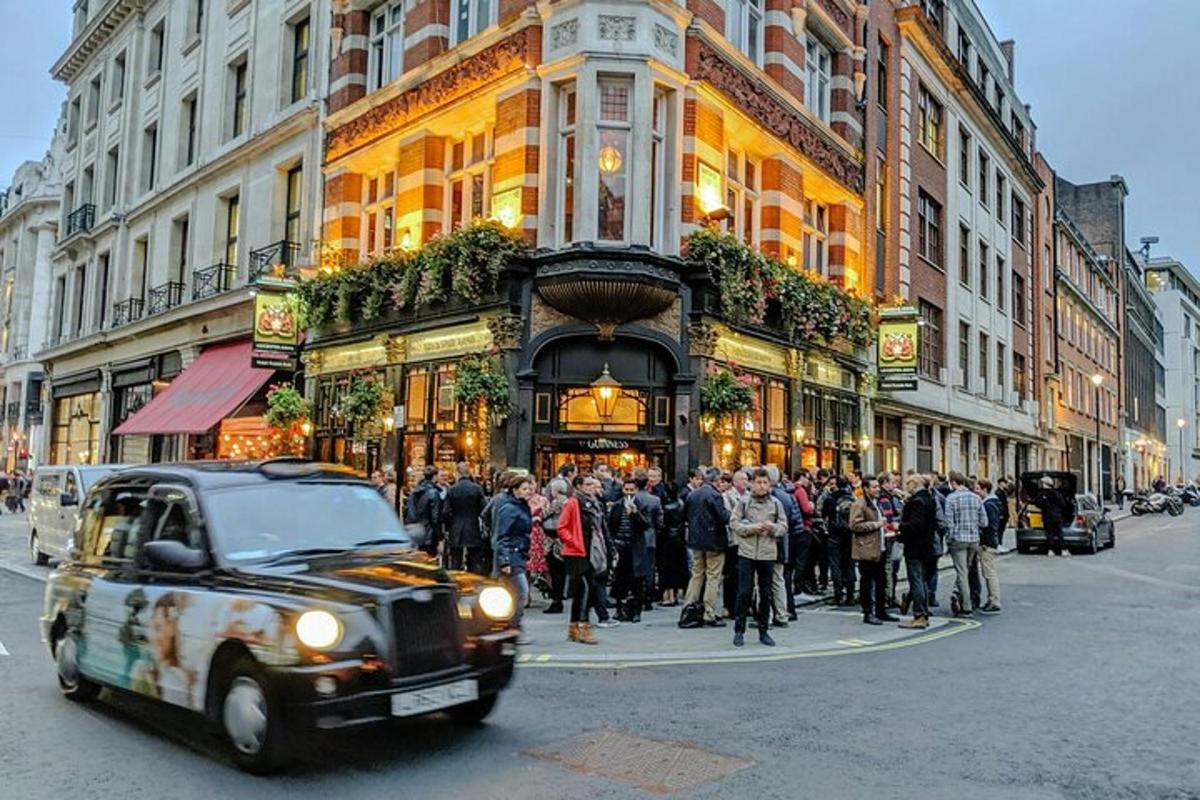 una multitud de personas paradas afuera de un edificio