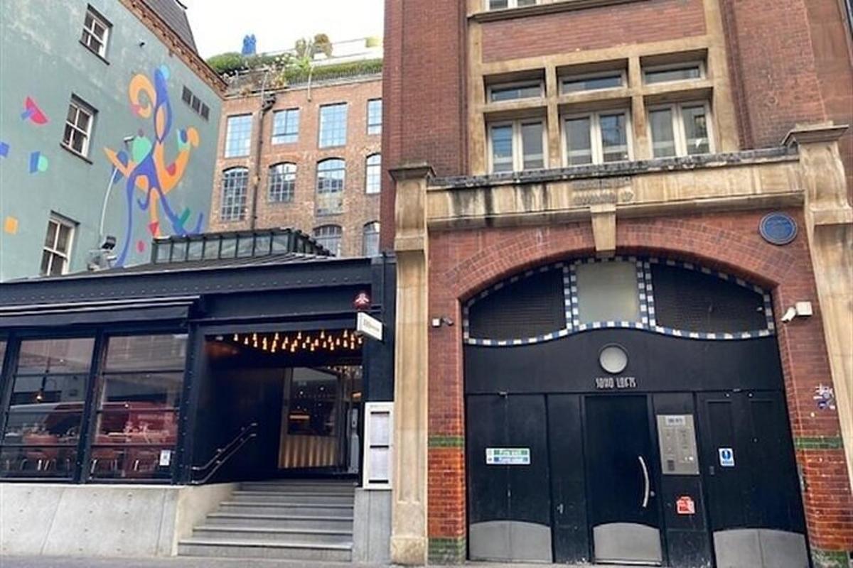 un edificio con dos entradas a un edificio con una puerta