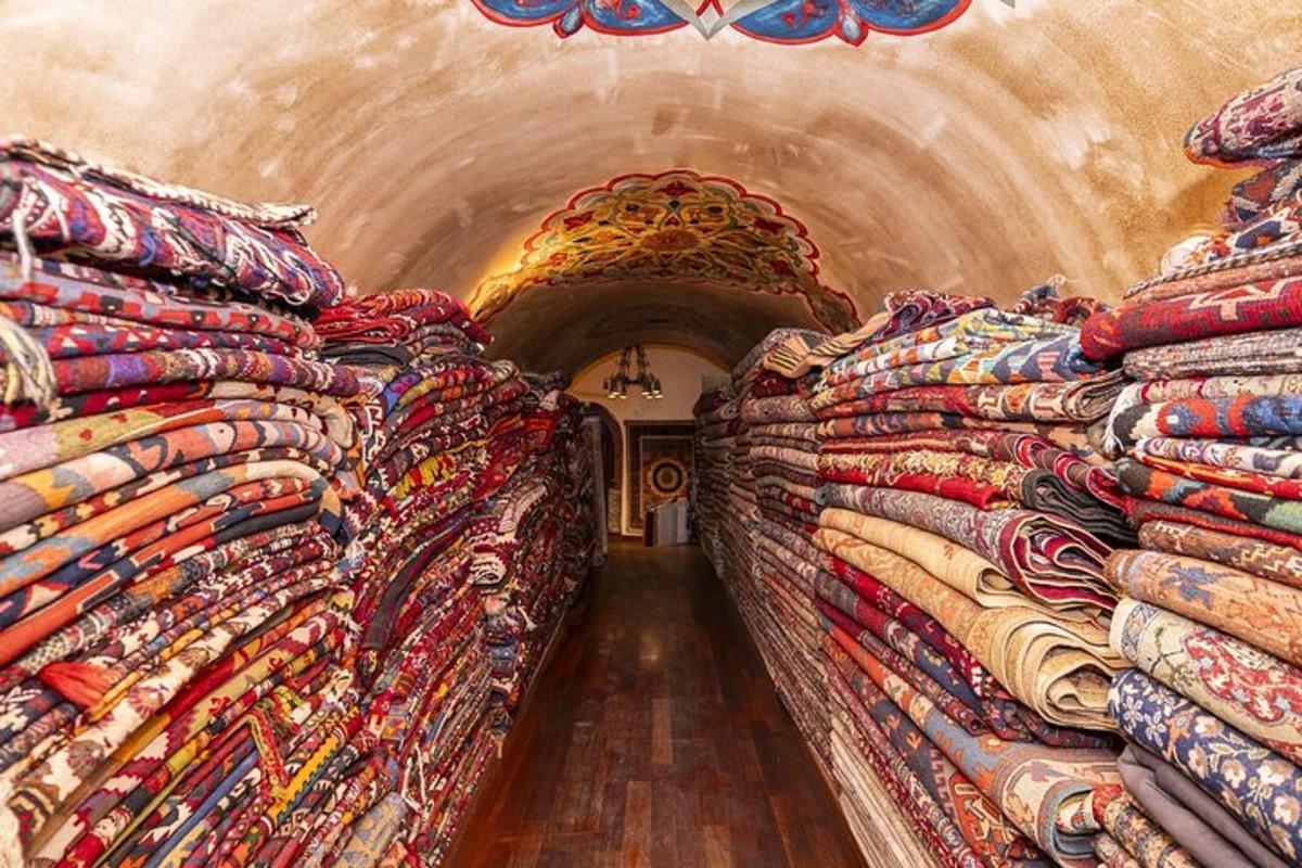 un tunel plin cu o mulțime de covoare colorate