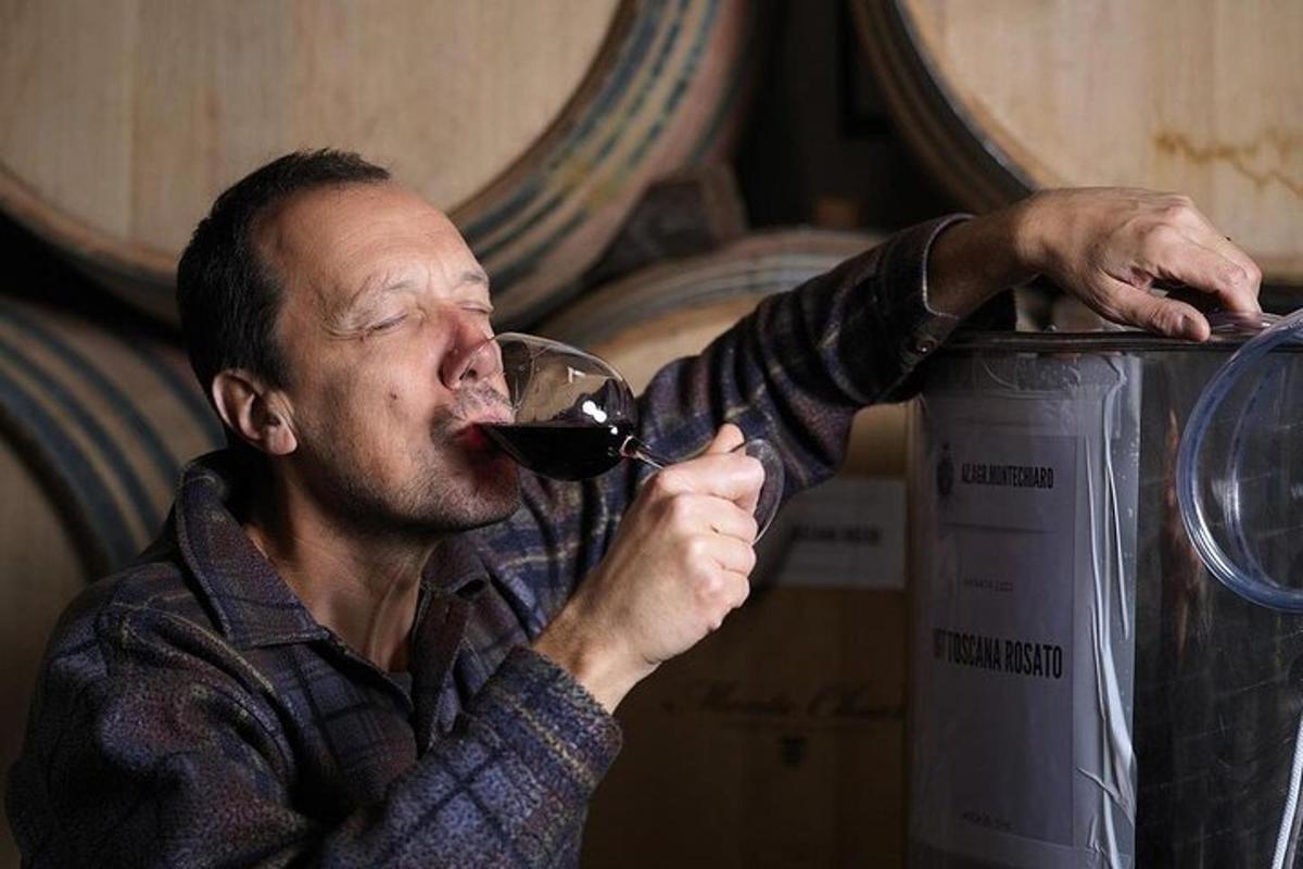 un bărbat care bea un pahar de vin roșu