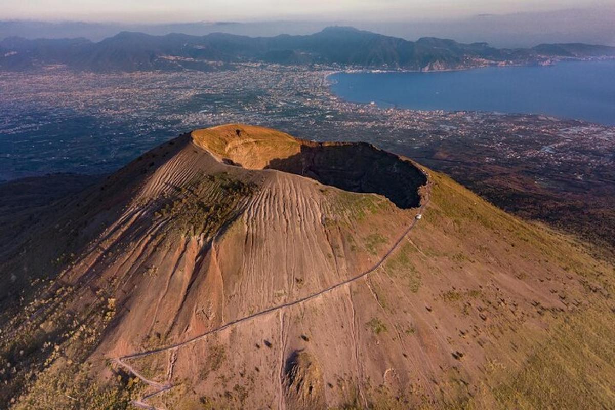 Una vista aérea de una montaña con una carretera en ella.