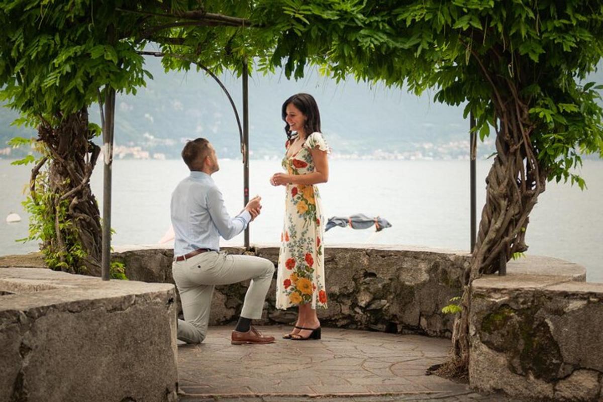 Un hombre y una mujer de pie junto al agua