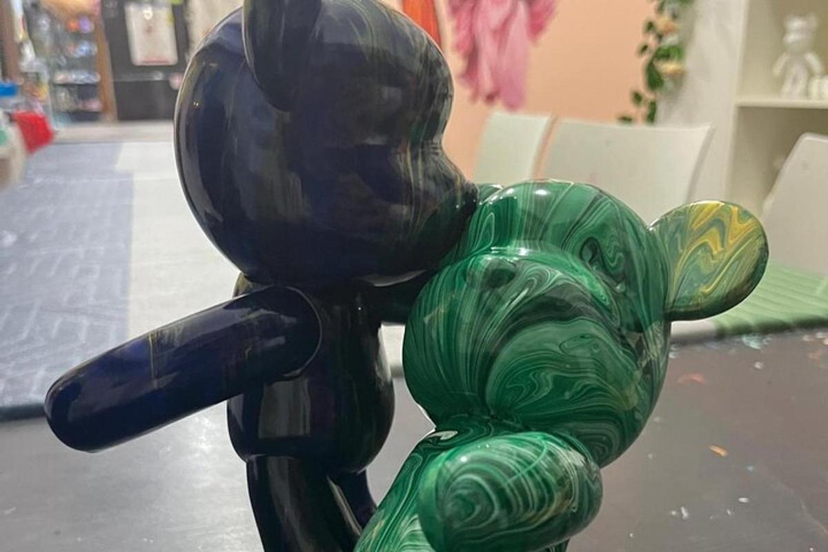 una statua di un elefante verde e blu